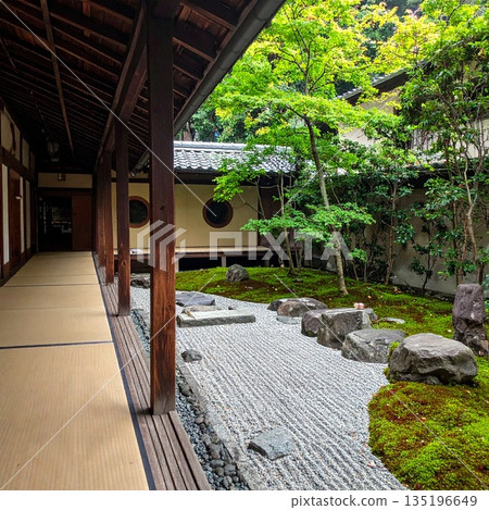 【AI生成影像】京都傳統聯排別墅，配有四季皆宜的傳統日式庭園 135196649