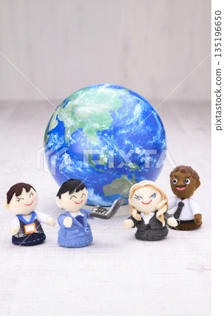 一幅描繪國際貿易的畫面，畫面中有商人和地球儀。 135196650