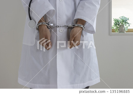 被捕醫生的照片(日本人,男性,無臉部特徵,30多歲) 被捕醫生的照片(日本人,男性,無臉部特徵,30多歲) 135196885