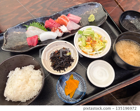 設置生魚片 設置生魚片 135196972