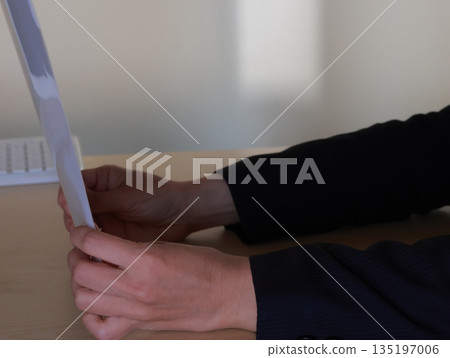 照片顯示了已完成的文件。 135197006