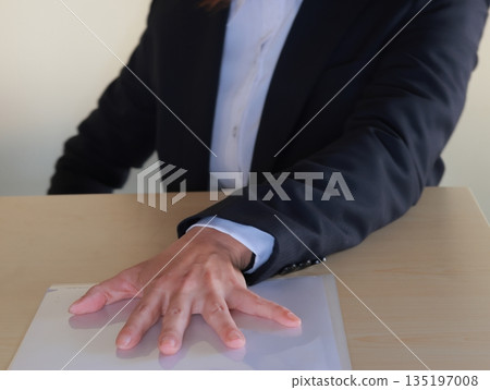 An image of a boss entrusting documents to a subordinate An image of a boss entrusting documents to a subordinate 135197008