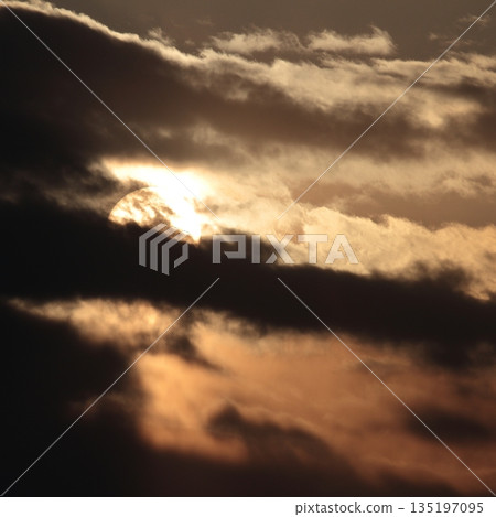透過雲層縫隙看到的太陽 透過雲層縫隙看到的太陽 135197095