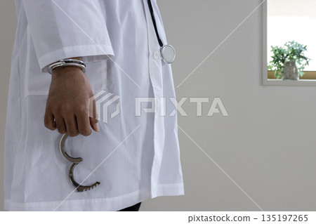 Image of a doctor with handcuffs on one hand (Japanese, male, faceless, 30s) 135197265