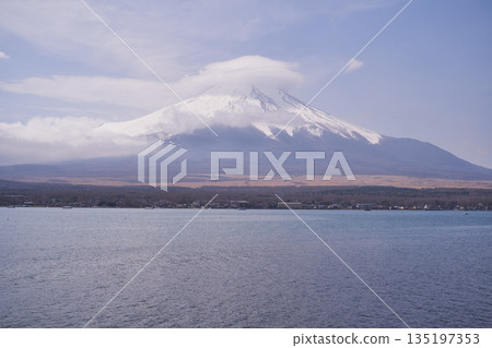 山梨縣的富士山和山中湖在春天的景色 135197353