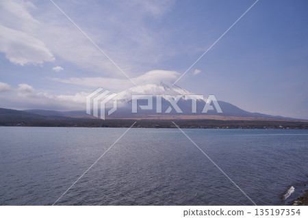 山梨縣的富士山和山中湖在春天的景色 135197354