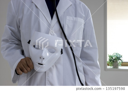 Image of a doctor wearing a white mask (Japanese, male, faceless, 30s) Image of a doctor wearing a white mask (Japanese, male, faceless, 30s) 135197598