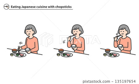 老婦人用筷子吃日本料理 135197654