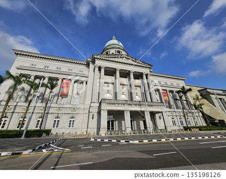 The National Gallery Singapore showcases neoclassical grandeur with Corinthian columns, a central dome, and art banners, blending colonial heritage, culture The National Gallery Singapore showcases neoclassical grandeur with Corinthian columns, a central dome, and art banners, blending colonial heritage, culture 135198126