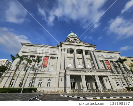 The National Gallery Singapore showcases neoclassical grandeur with Corinthian columns, a central dome, and art banners, blending colonial heritage, culture The National Gallery Singapore showcases neoclassical grandeur with Corinthian columns, a central dome, and art banners, blending colonial heritage, culture 135198127