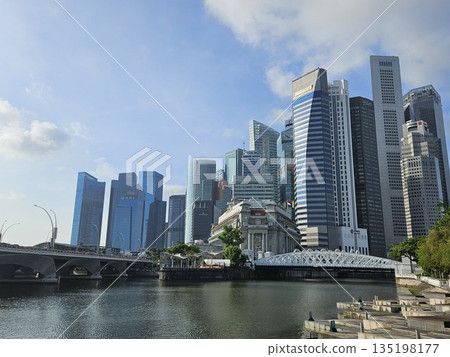 this building around Marina Bay skyline glows with architectural icons this building around Marina Bay skyline glows with architectural icons 135198177