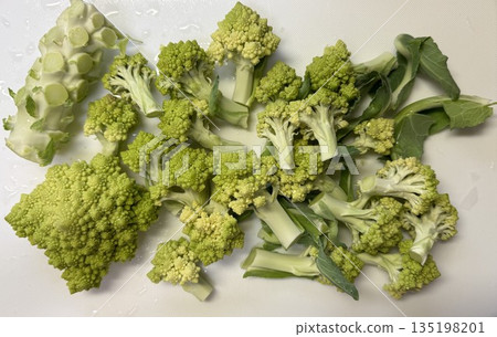 白色背景上的切塊羅馬花椰菜，帶莖 135198201