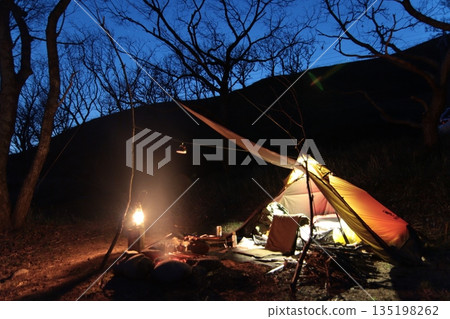 一位在深山露營的男子(藍色時刻) 一位在深山露營的男子(藍色時刻) 135198262