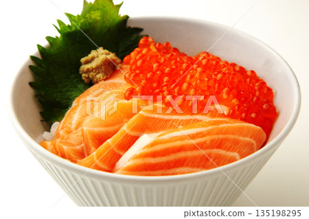 Salmon salmon roe 135198295