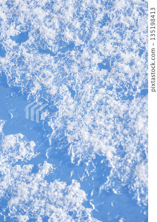 玻璃上的雪－一幅美麗的畫面 135198413