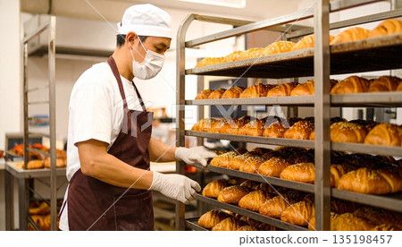 在麵包工廠工作的麵包師 135198457