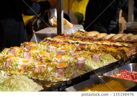 Okonomiyaki在一個攤位 Okonomiyaki在一個攤位 135198476