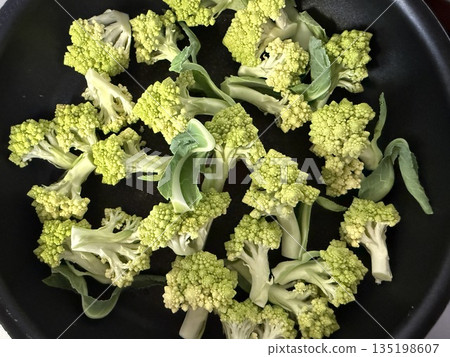 煎鍋放兩片羅馬花椰菜 煎鍋放兩片羅馬花椰菜 135198607