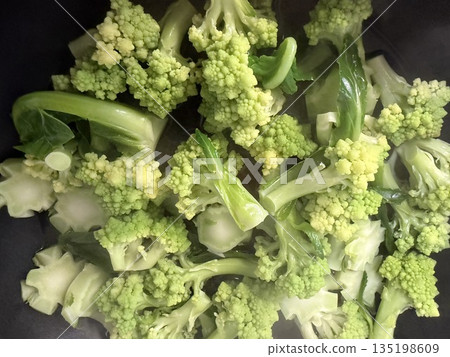 切好的羅馬花椰菜在煎鍋裡煮 切好的羅馬花椰菜在煎鍋裡煮 135198609
