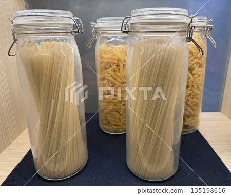 罐裝義大利麵和短義大利麵 135198616
