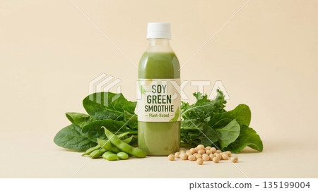 米色背景上的一瓶豆漿綠蔬菜汁,內含新鮮大豆和蔬菜 米色背景上的一瓶豆漿綠蔬菜汁,內含新鮮大豆和蔬菜 135199004