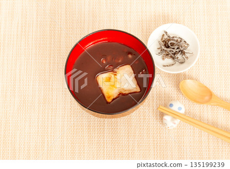 在鏡開儀式上享用甜紅豆湯,佐以鹹海帶。 在鏡開儀式上享用甜紅豆湯,佐以鹹海帶。 135199239