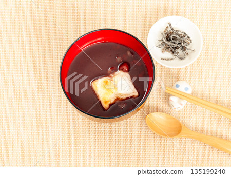 Eat sweet red bean soup at the Kagami-biraki ceremony, accompanied by salted kelp Eat sweet red bean soup at the Kagami-biraki ceremony, accompanied by salted kelp 135199240