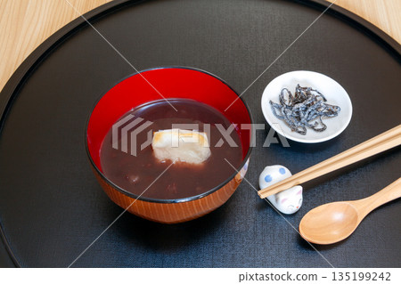 Eat sweet red bean soup at the Kagami-biraki ceremony, accompanied by salted kelp Eat sweet red bean soup at the Kagami-biraki ceremony, accompanied by salted kelp 135199242