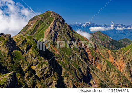 從八嶽山脈橫嶽山脊線眺望赤岳和南阿爾卑斯山脈 135199258