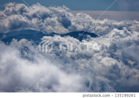 從八嶽山脈橫嶽山脊線眺望雲霧繚繞的金峰 135199261