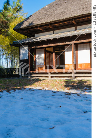 茅草屋頂和雪景 135199495