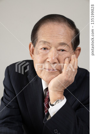 一位老年男子雙手托腮,胸部經過豐滿處理。 一位老年男子雙手托腮,胸部經過豐滿處理。 135199828