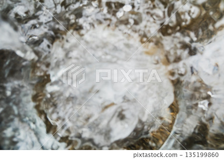 水 玻璃 傾倒的 135199860