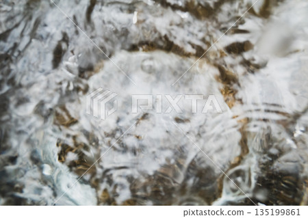 水 玻璃 傾倒的 135199861