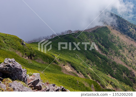 Clouds rising from the Somazoe Ridge seen from the three-pronged peaks of the Yatsugatake mountain range 135200208