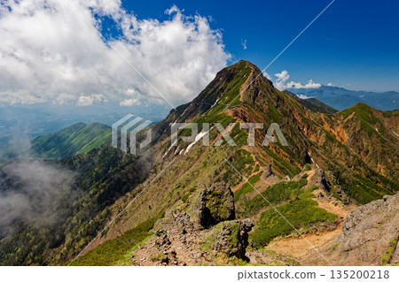 從Yatsugatake山脈/ Yokodake山脊線Akadake湧出的雲彩雲 135200218