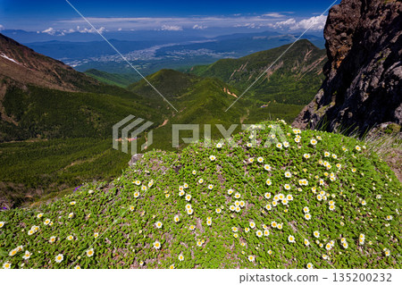 可以遠眺八嶽山脈、橫嶽山脊和諏訪湖。 可以遠眺八嶽山脈、橫嶽山脊和諏訪湖。 135200232
