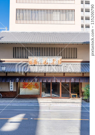 西陣，紡織之鄉。鶴屋義信總店（日式點心店），創立於1811年。以京觀世和柚子餅等點心聞名。 135200790