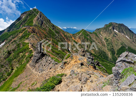 夏季的八嶽山脈、赤岳和阿彌陀岳景色 135200836