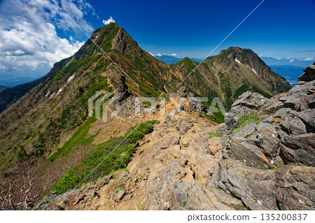 夏季的八嶽山脈、赤岳和阿彌陀岳景色 135200837