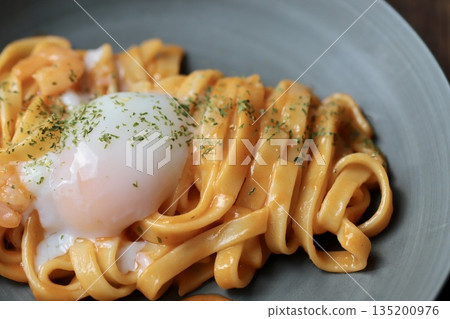 濃鬱的蝦仁奶油意麵，配扁麵條和一顆溏心蛋 135200976