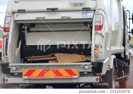 Garbage truck (garbage truck) image Garbage truck (garbage truck) image 135201078