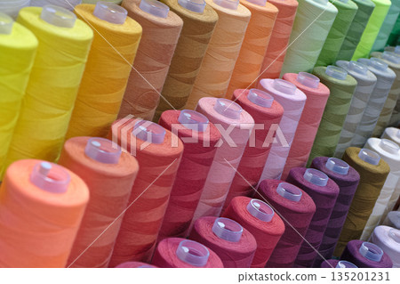 Spools of multi-coloured cotton threads 135201231