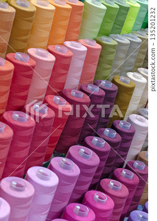 Spools of multi-coloured cotton threads 135201232