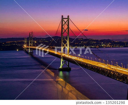 【AI生成影像】淡路島的傍晚景色，明石海峽大橋的優美輪廓盡收眼底。 135201298