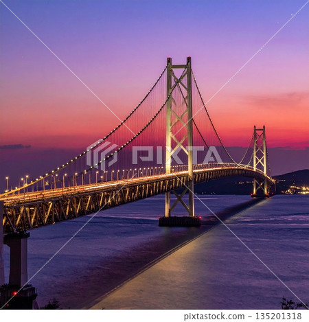 【AI生成影像】淡路島的傍晚景色，明石海峽大橋的優美輪廓盡收眼底。 135201318