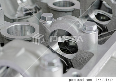 Cylinder head of an internal combustion engine with the cover removed 135201342