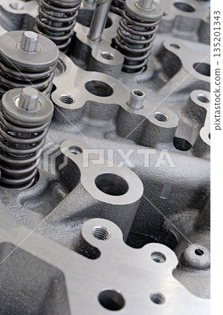 Cylinder head of an internal combustion engine with the cover removed 135201343