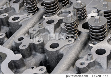 Cylinder head of an internal combustion engine with the cover removed 135201344