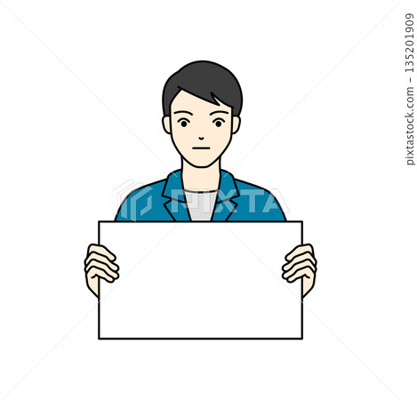 一名身穿工作服的男性工作人員神情嚴肅地拿著一塊白色公告板。 135201909